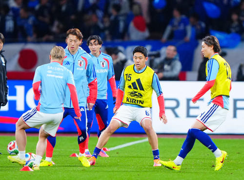 日本対ボリビア　試合前、ウォーミングアップする遠藤（中央）ら（撮影・垰建太）