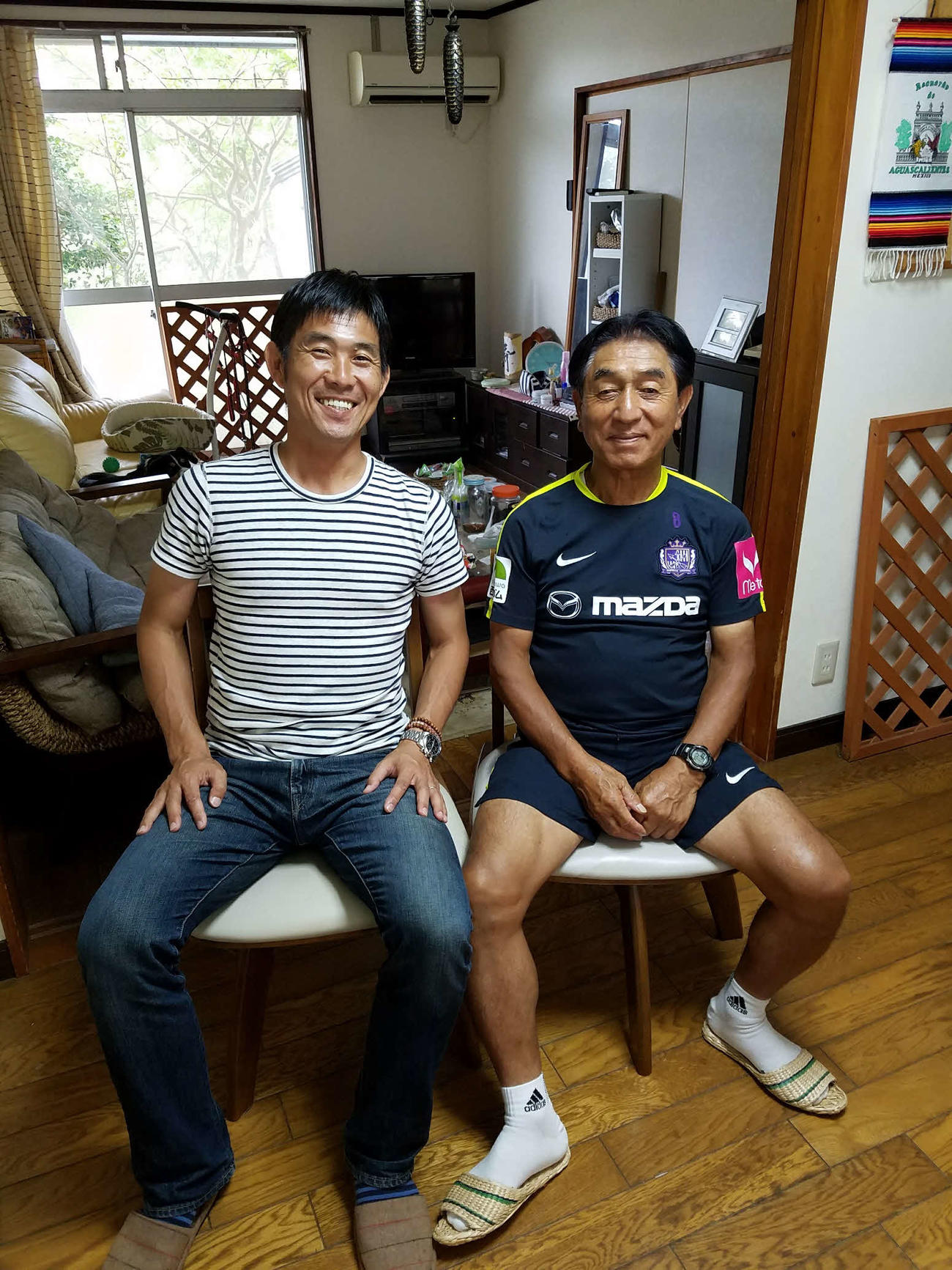 21年7月、長崎日大高時代の恩師・下田規貴さん（右）と笑顔で写真に納まる森保監督（下田氏提供）