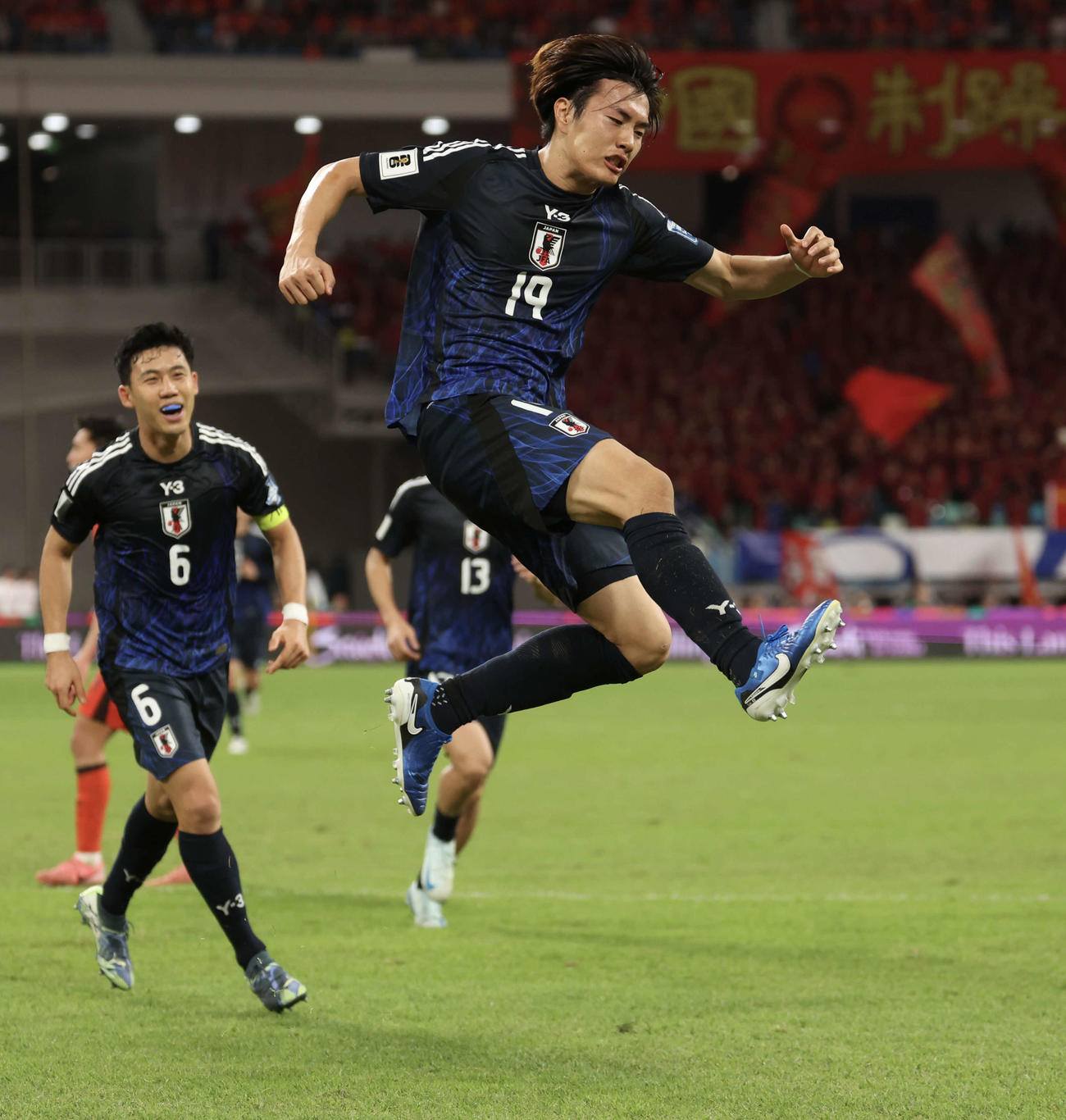 日本対中国　前半、先制ゴールを決めた小川はジャンプしながらガッツポーズする。後方左は遠藤（2024年11月19日撮影）