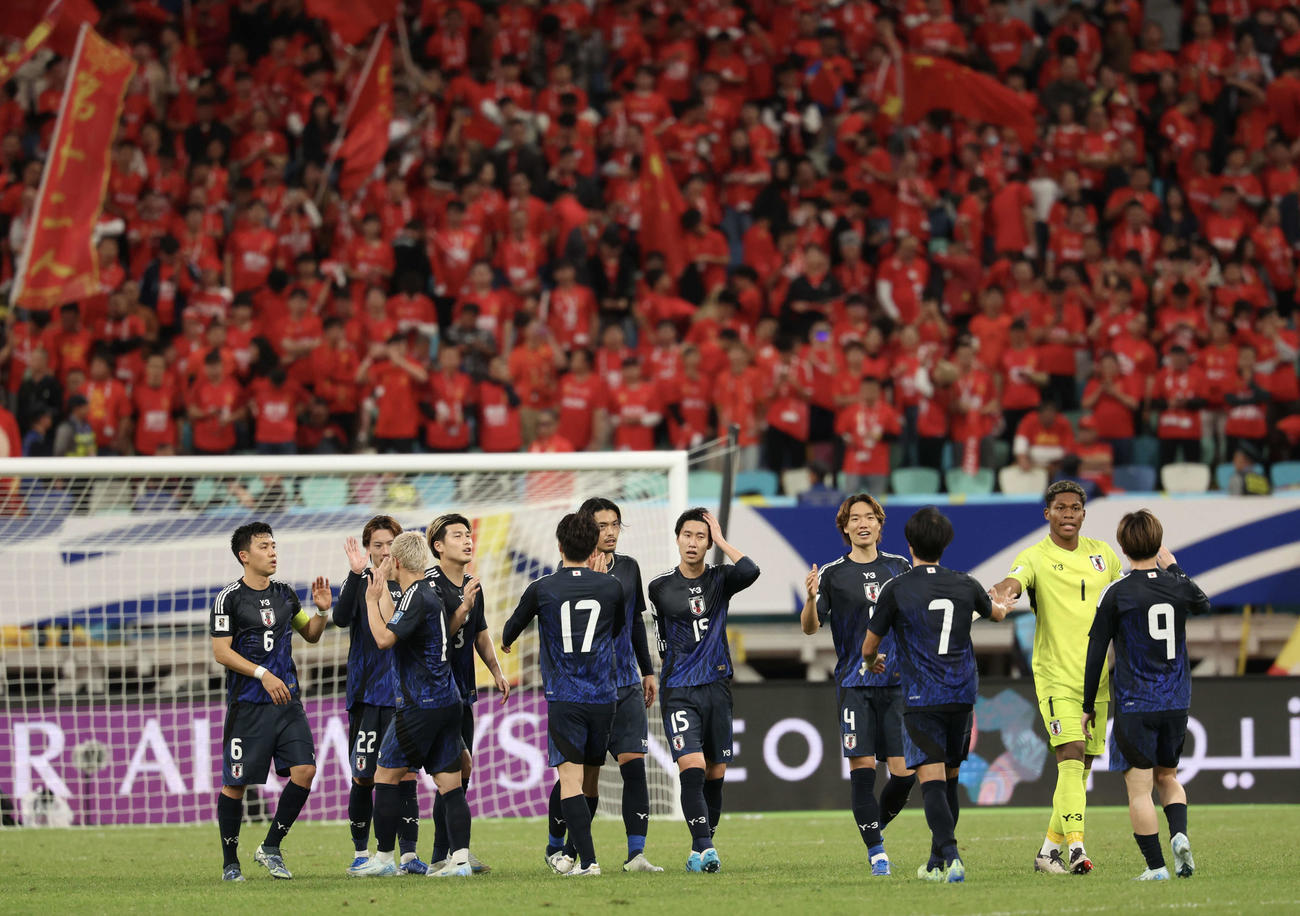 日本対中国　勝利を分かち合う日本代表イレブン（2024年11月19日撮影）