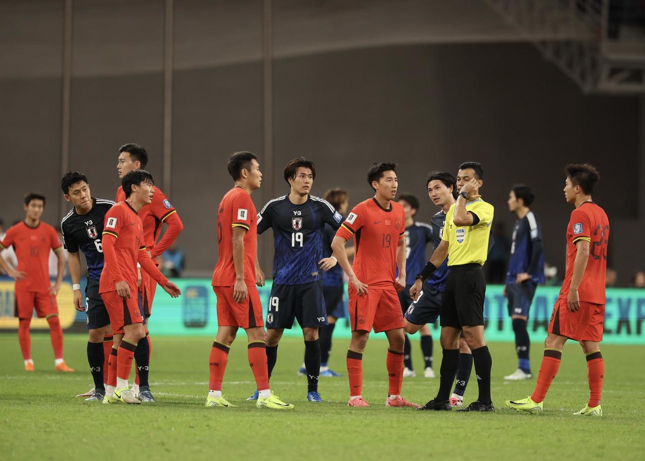 日本対中国　日本対中国　日本対中国　前半、審判に詰め寄る中国の選手（2024年11月19日撮影）