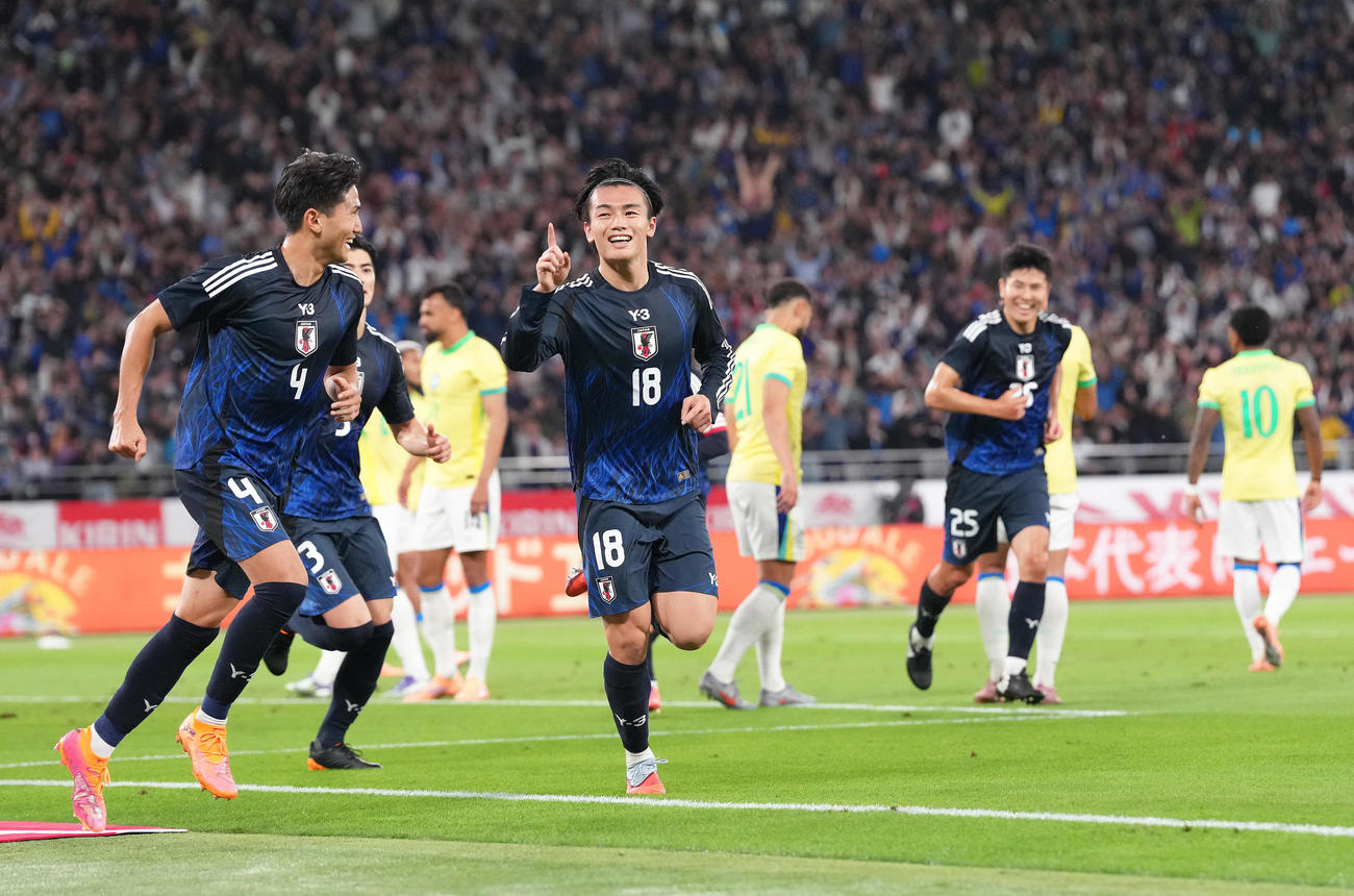 14日、日本対ブラジル　後半、ヘディングで決勝ゴールを決め笑顔を見せる上田（中央）
