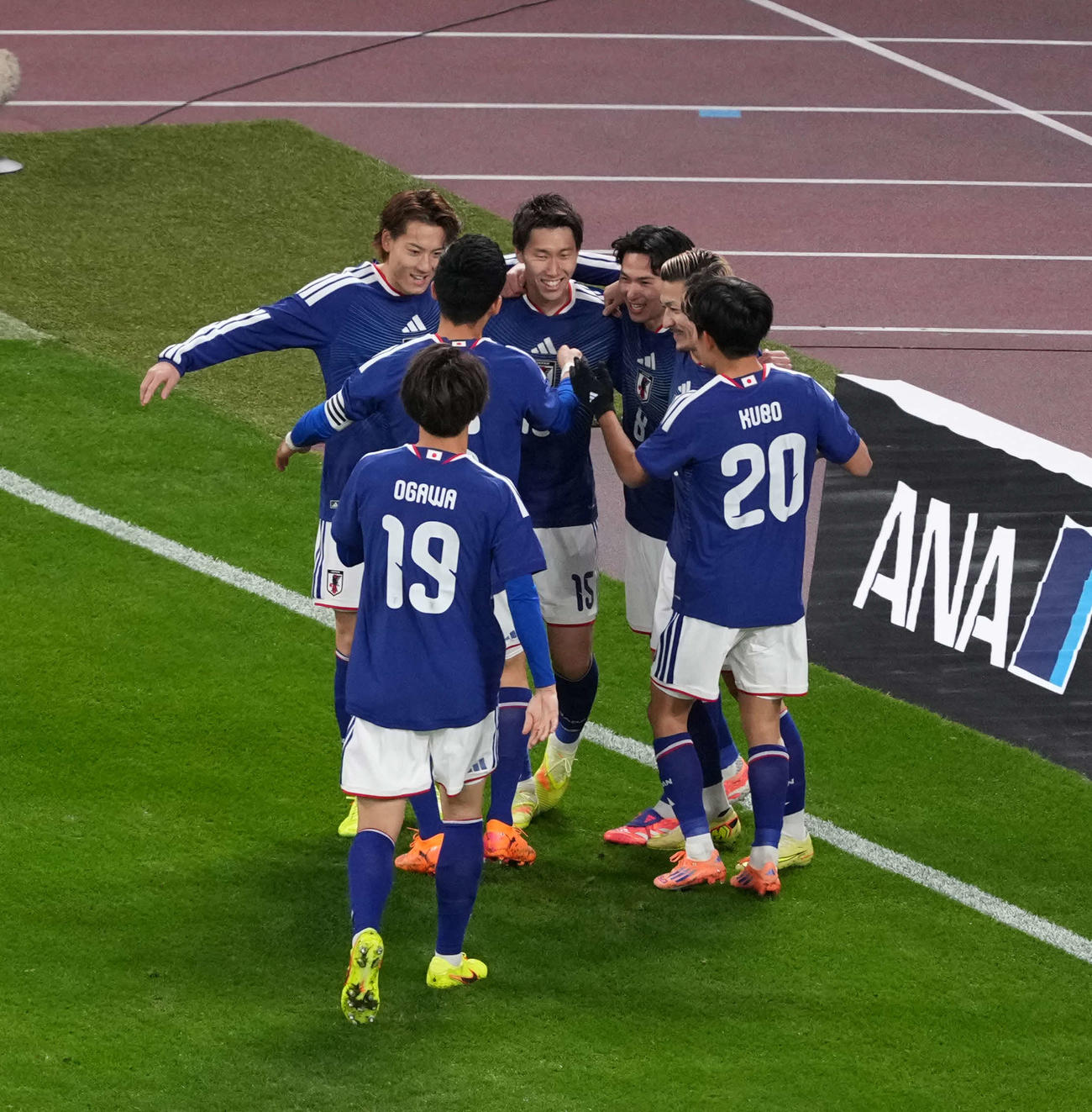 日本対ボリビア　前半、先制ゴールを決めイレブンと喜び合う鎌田（中央）（撮影・井上学