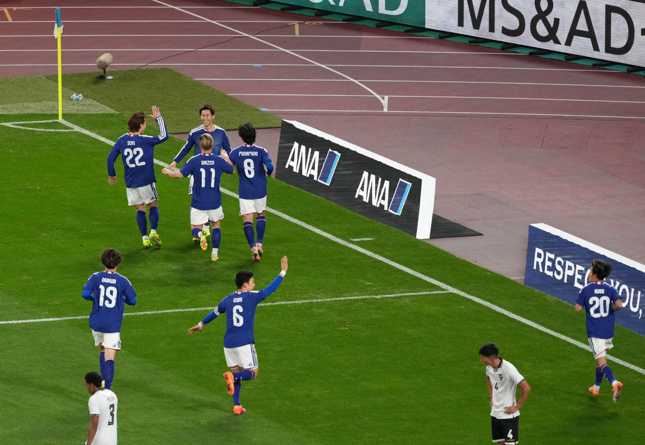 日本対ボリビア　前半、先制ゴールを決め喜ぶ鎌田（奥中央）（撮影・井上学