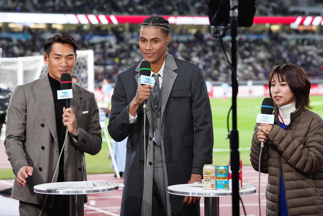 日本対ボリビア　試合前、テレビ中継でゲスト出演する陸上の中島（中央）（撮影・江口和貴）