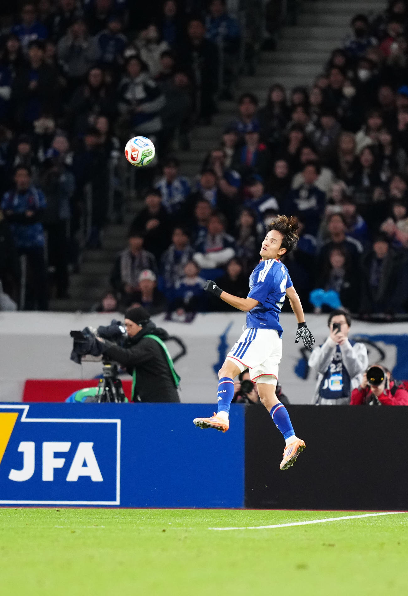 日本対ボリビア　前半、ヘディングでパスを出す久保（撮影・江口和貴）