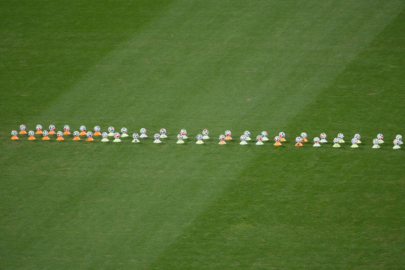 日本対ボリビア　試合前のピッチのボール（撮影・井上学