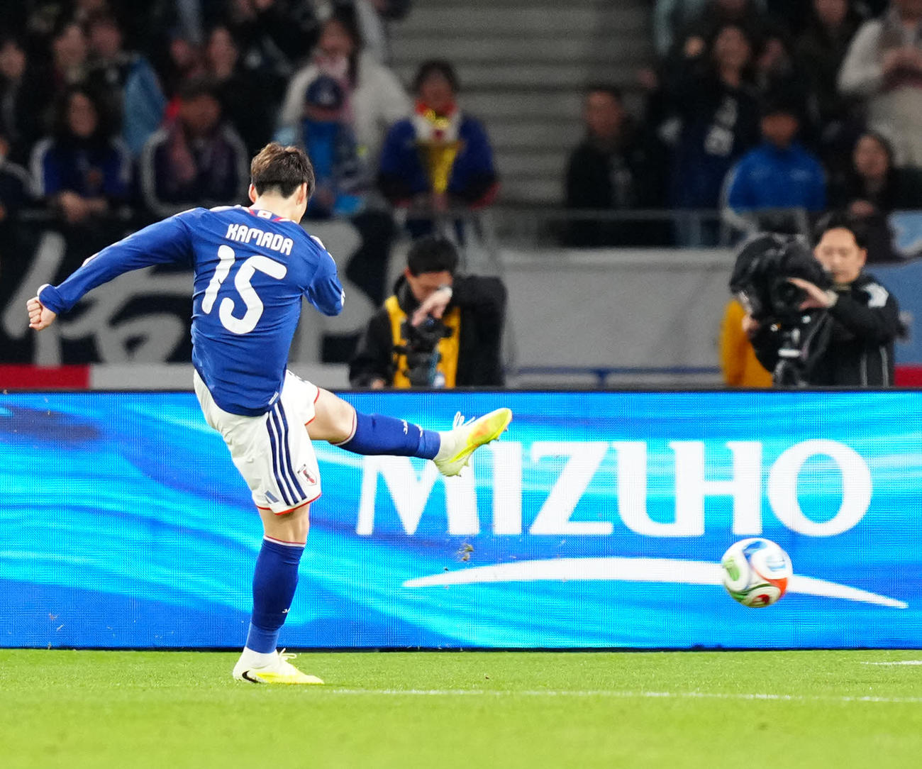 日本対ボリビア　前半、左足で先制ゴールを決める鎌田（撮影・江口和貴）