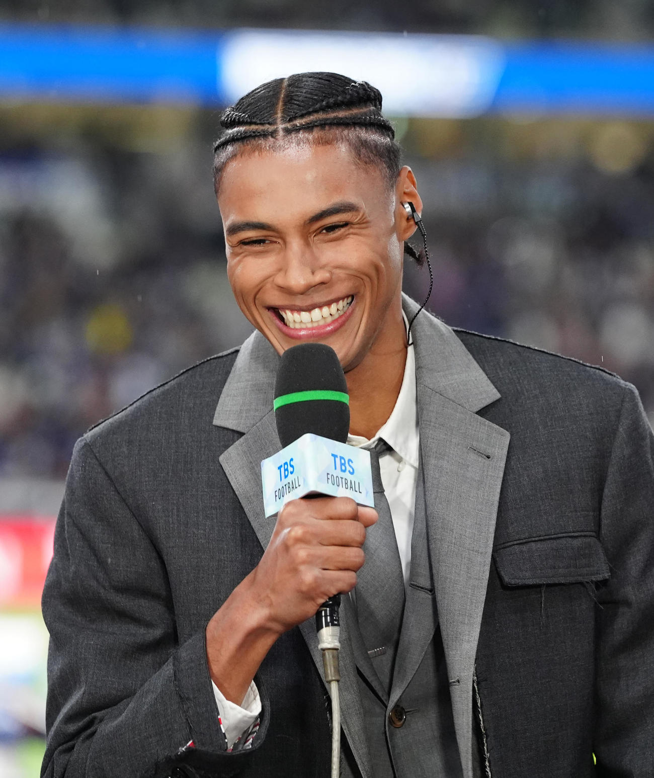 日本対ボリビア　試合前、テレビ中継のゲスト出演で笑顔を見せる陸上の中島（撮影・江口和貴）