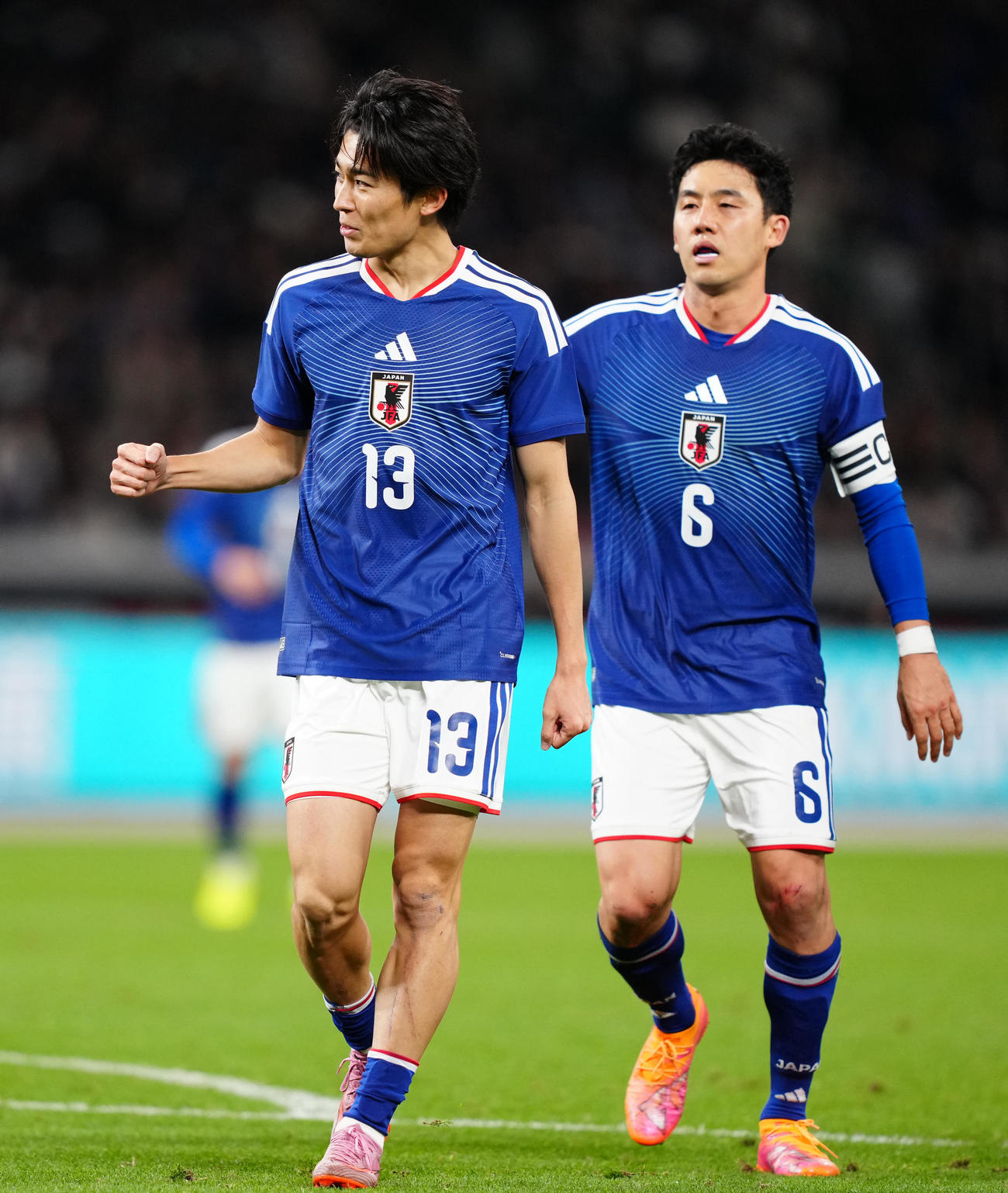日本対ボリビア　後半、ゴールを決めた中村（左）。右は遠藤（撮影・江口和貴）
