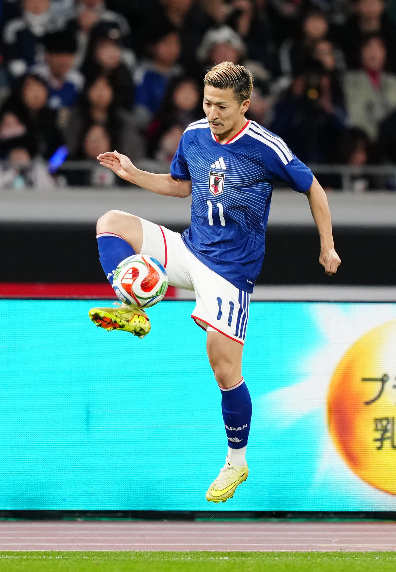 日本対ボリビア　前半、浮き球をトラップする前田（撮影・江口和貴）