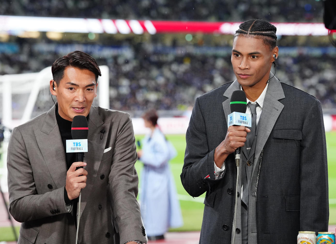 日本対ボリビア　試合前、テレビ中継でゲスト出演する陸上の中島（右）。左は槙野氏（撮影・江口和貴）