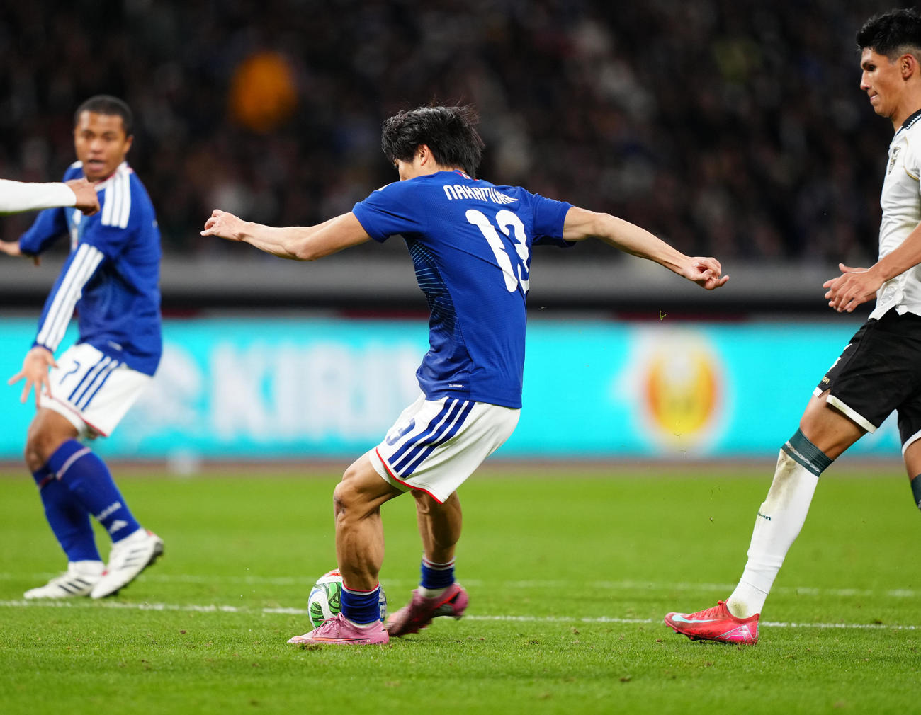 後半、右足でチーム3点目のゴールを決める中村（撮影・江口和貴）