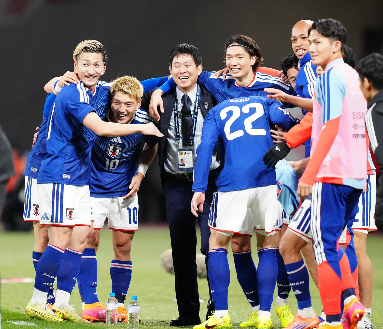 日本対ボリビア　後半、町野のチーム2点目のゴールに選手たちと肩を組んで喜ぶ森保監督（中央）（撮影・江口和貴）