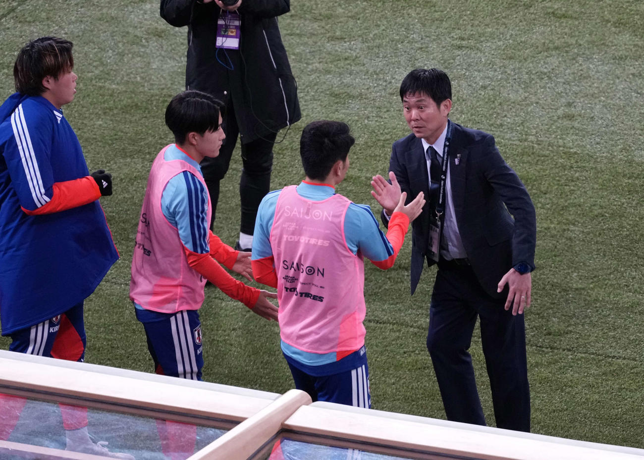 日本対ボリビア　日本対ボリビア　勝利のハイタッチをかわす森保監督（撮影・井上学）