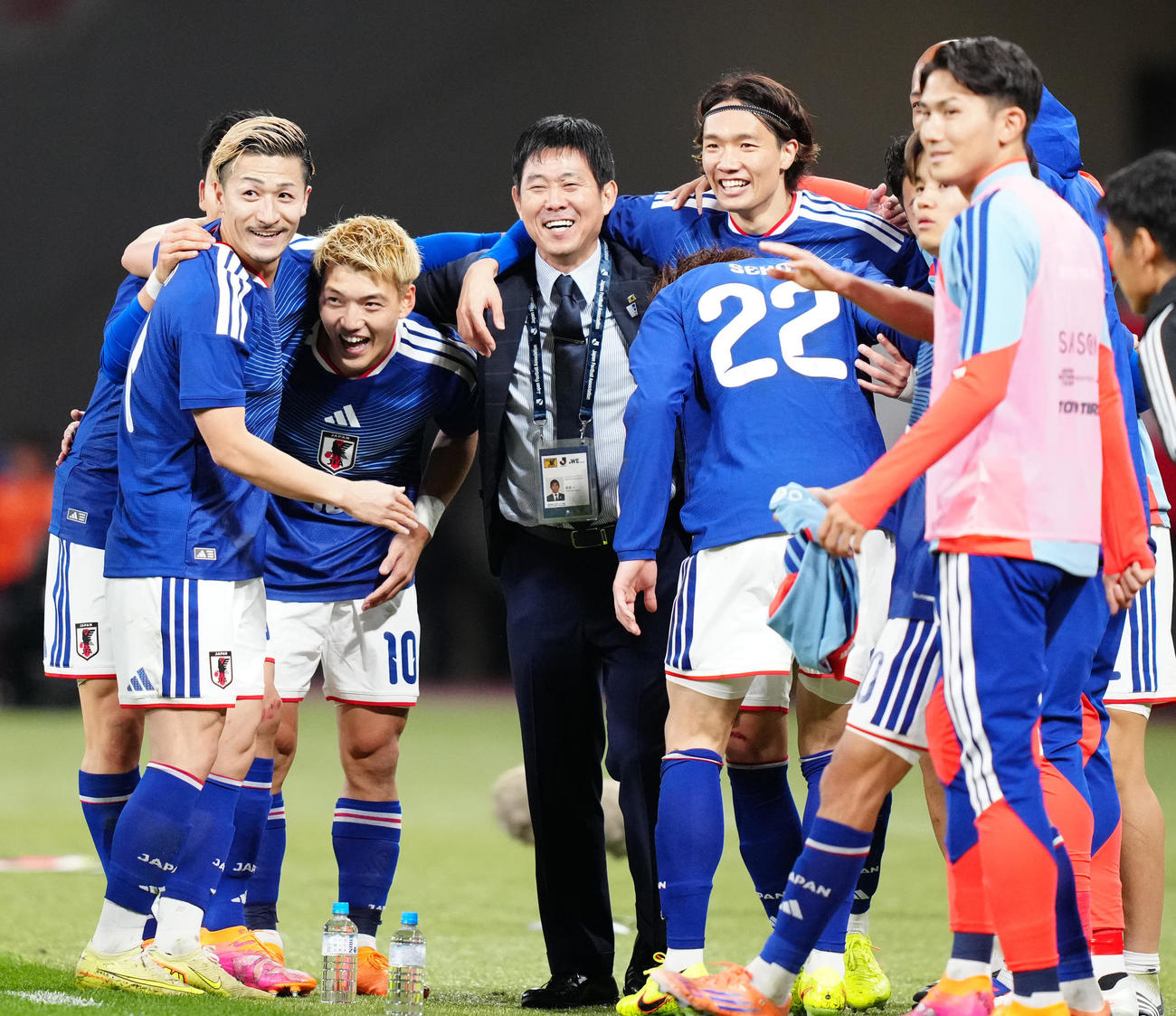 日本対ボリビア　後半、町野がゴールを決め、選手たちと肩を組み喜ぶ森保監督（中央）（撮影・江口和貴）