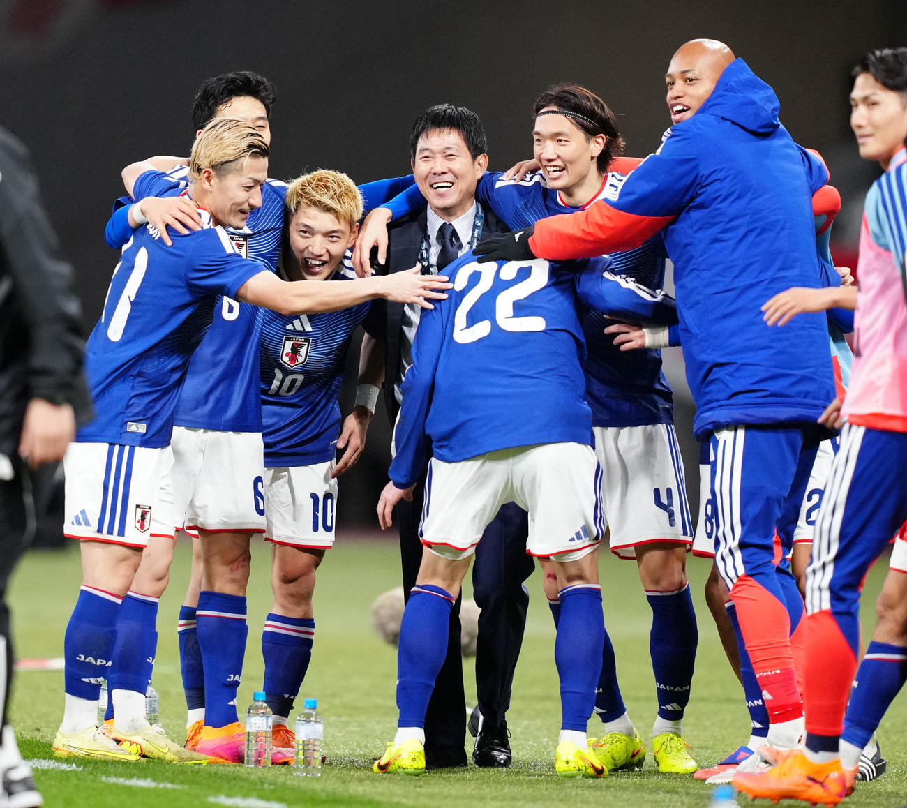 日本対ボリビア　後半、町野がゴールを決め、選手たちと喜ぶ森保監督（中央）（撮影・江口和貴）