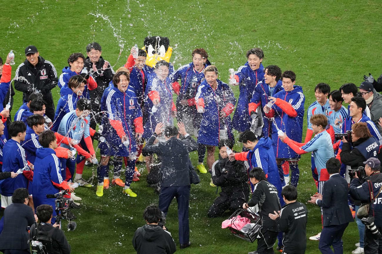 日本対ボリビア　自身の国際Aマッチ100試合目を勝利で飾り、ウォーターシャワーを浴びる森保一監督（中央）（撮影・井上学）