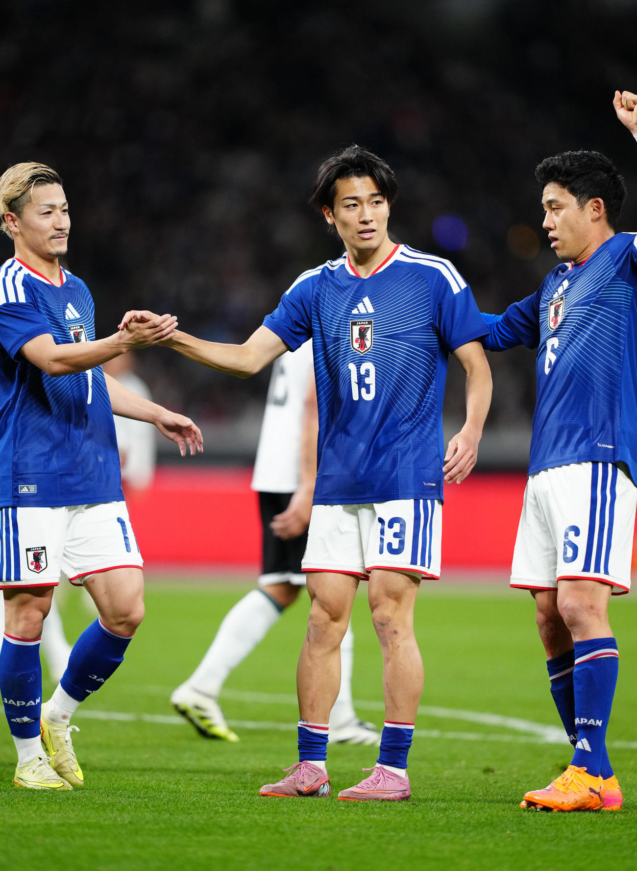 日本対ボリビア　後半、ゴールを決めた中村（中央）（撮影・江口和貴）