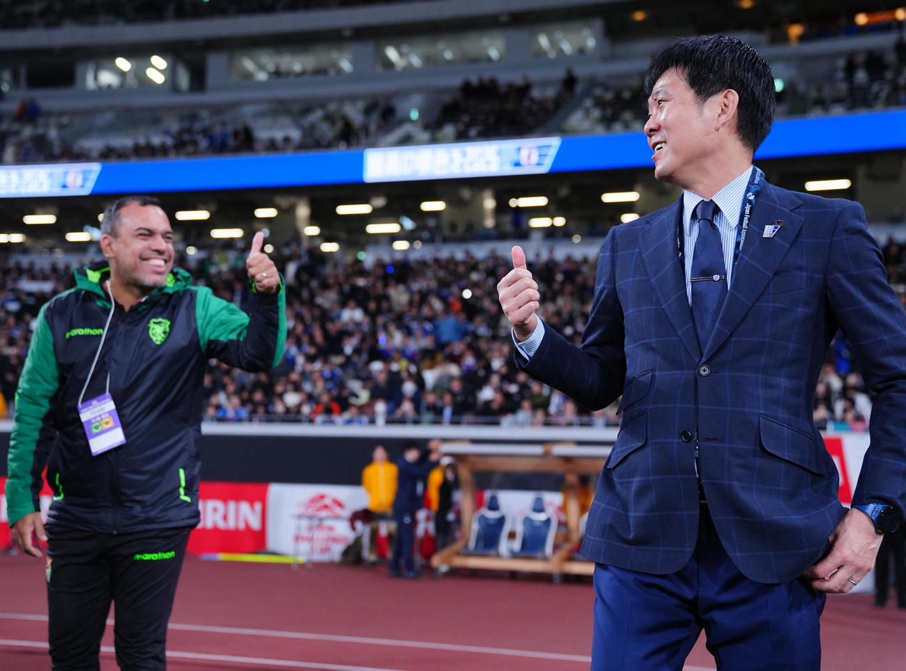 日本対ボリビア　試合前、ボリビアのスタッフと笑顔であいさつを交わす森保監督