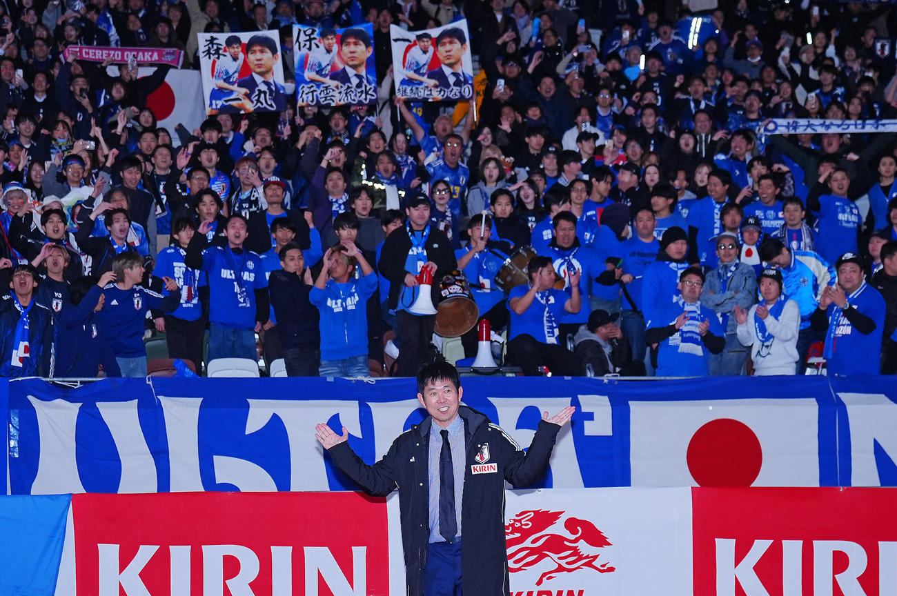 日本対ボリビア　通算100試合目を勝利で飾りサポーターと写真に納まる森保監督（撮影・垰建太）