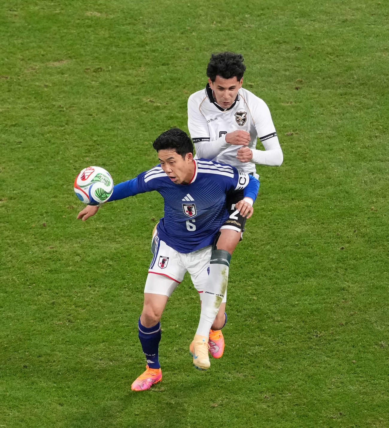 日本対ボリビア　前半、体を張った守備をする遠藤（手前）（撮影・井上学）