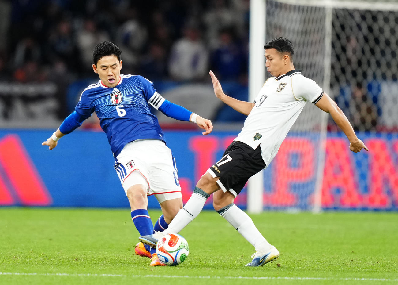日本対ボリビア　前半、相手選手とボールを奪い合う遠藤（左）（撮影・江口和貴）