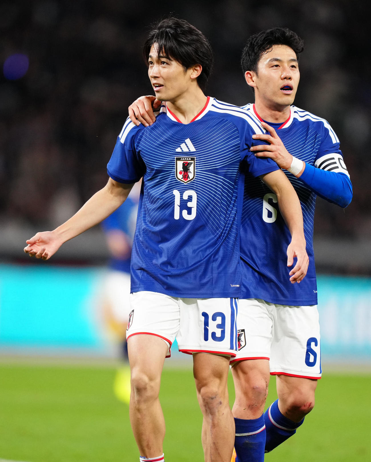 日本対ボリビア　後半、ゴールを決めた中村（左）は遠藤の祝福を受ける（撮影・江口和貴）