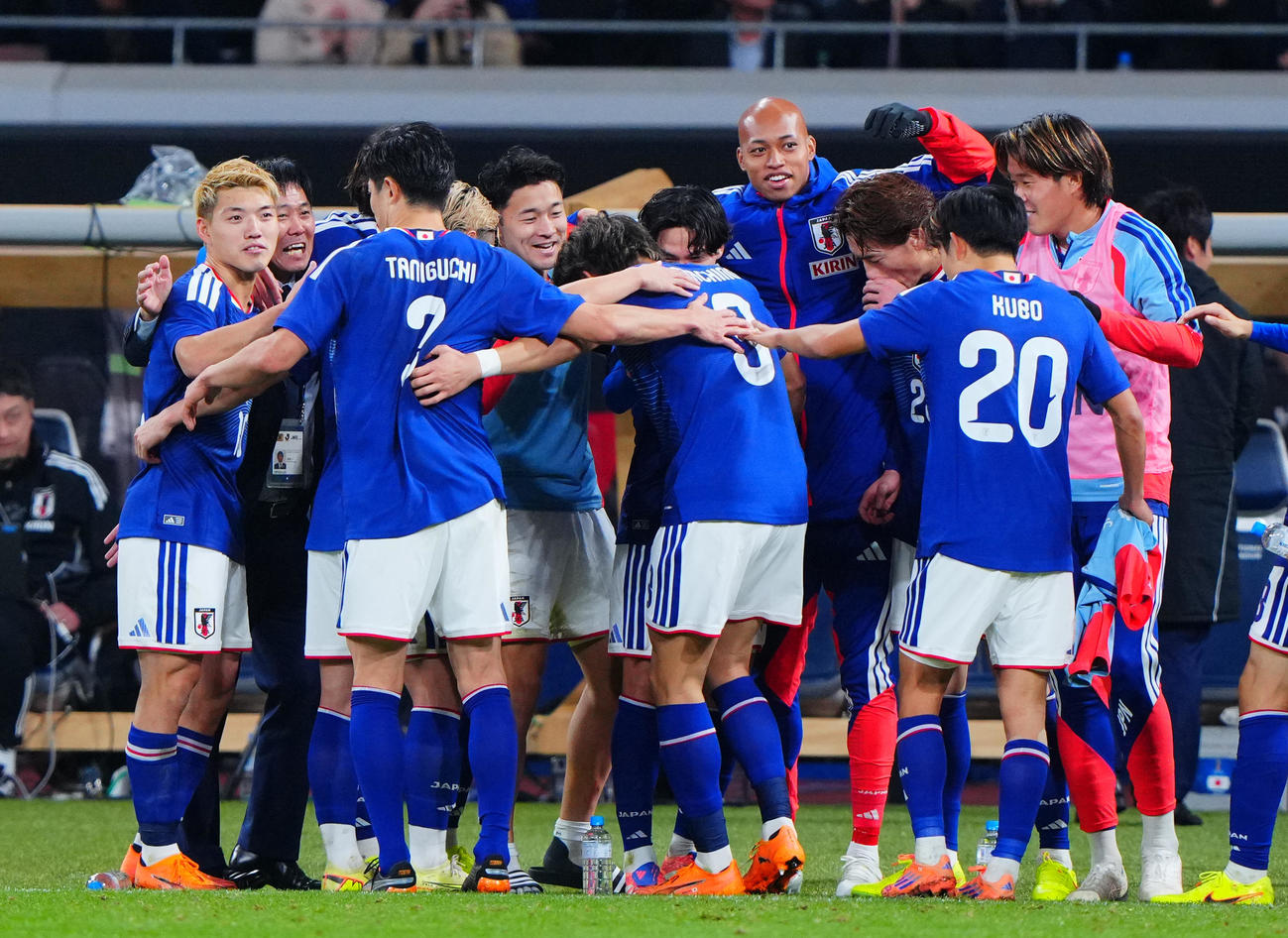 日本対ボリビア　後半、チーム2点目のゴールにイレブンと肩を組んで喜び合う森保一監督（撮影・垰建太）