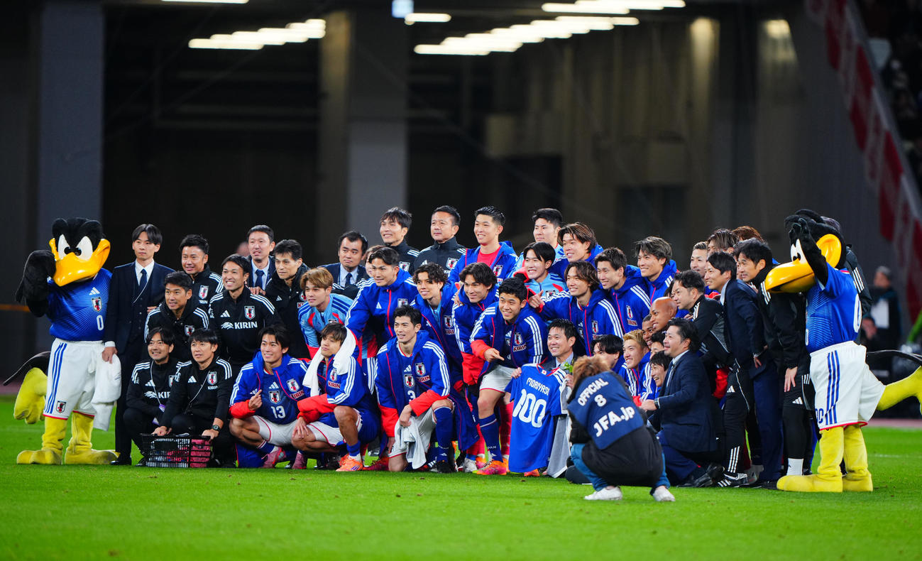 日本対ボリビア　通算100試合目を勝利で飾り選手たちと記念写真に納まる森保監督（中央）（撮影・垰建太）