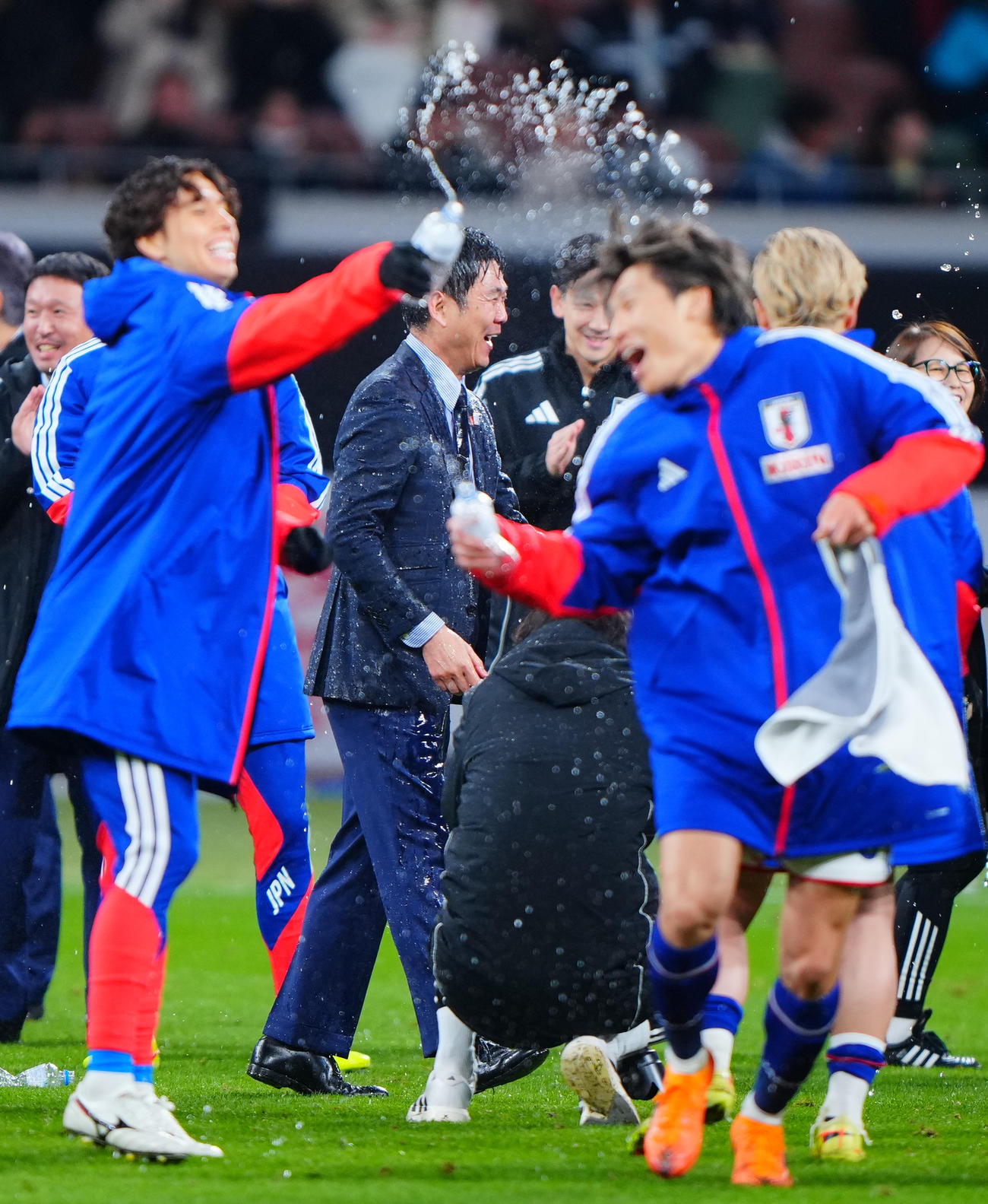 日本対ボリビア　通算100試合目を勝利で飾り選手たちからウォーターシャワーの祝福を受ける森保監督（中央）（撮影・垰建太）