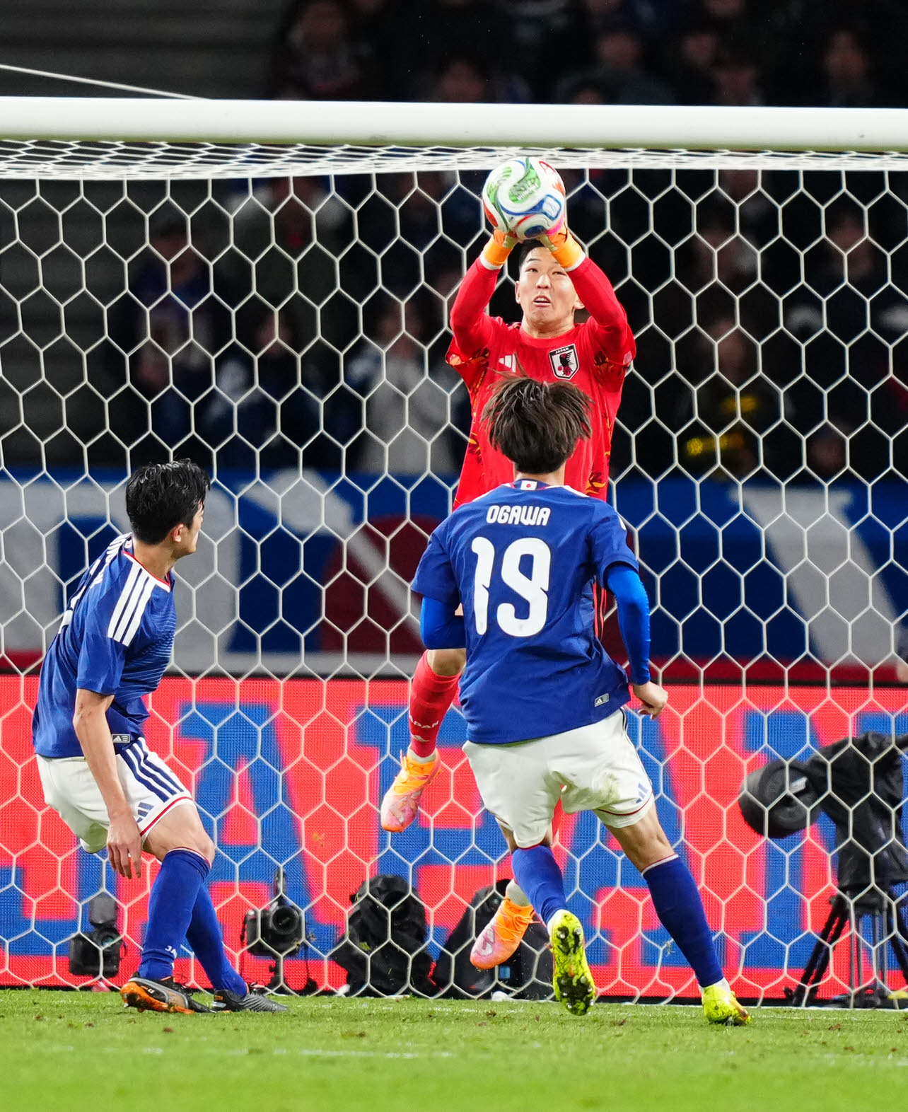 日本対ボリビア　後半、パンチングでクリアするGK早川（撮影・江口和貴）