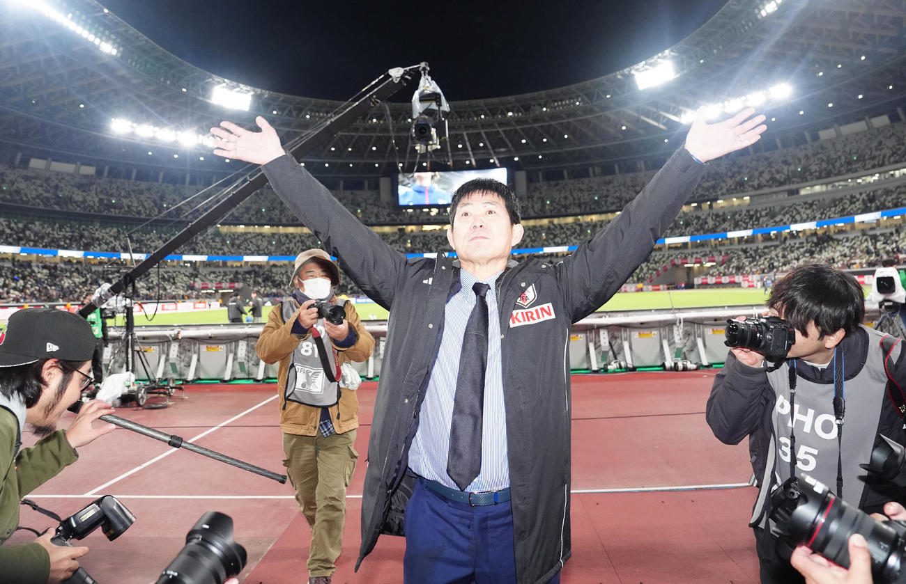 日本対ボリビア　試合後、サポーターにあいさつする森保監督（撮影・江口和貴）