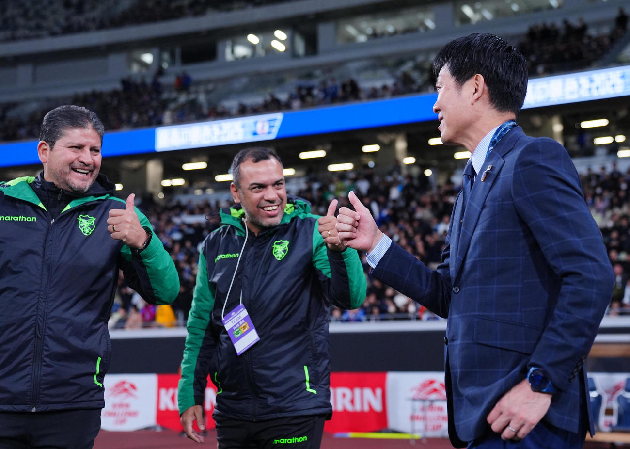 日本対ボリビア　ボリビア代表のビジェガス監督らとあいさつを交わす森保監督（撮影・垰建太）