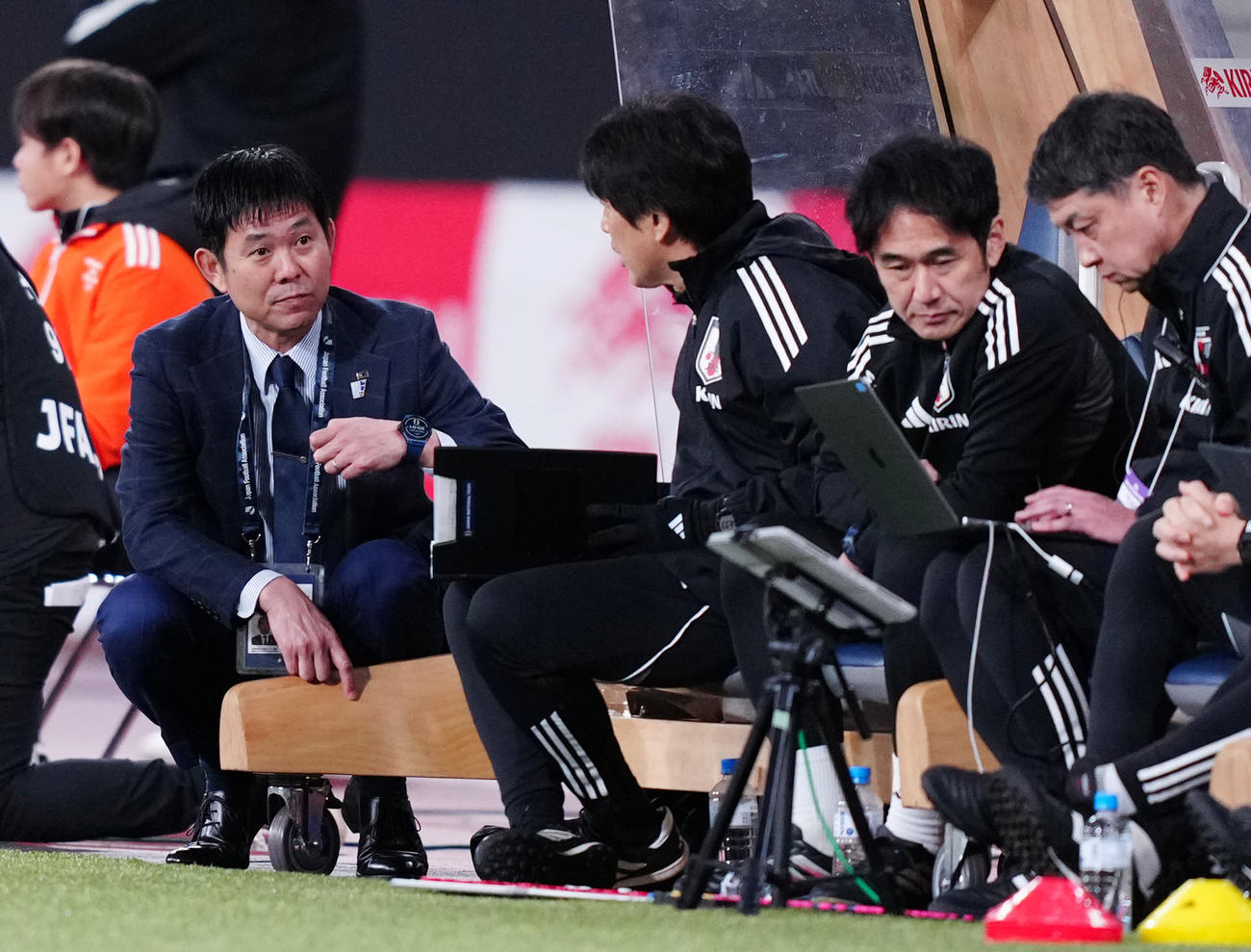 日本対ボリビア　前半、名波コーチ（左から2人目）と言葉を交わす森保監督（撮影・江口和貴）
