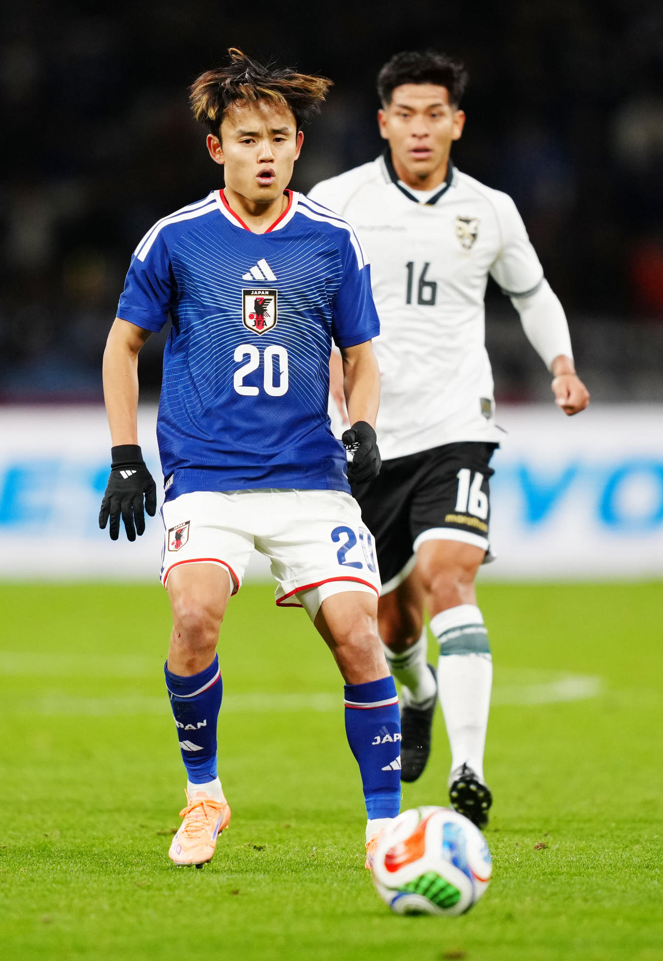 日本対ボリビア　前半、ボールを受ける久保（撮影・江口和貴）