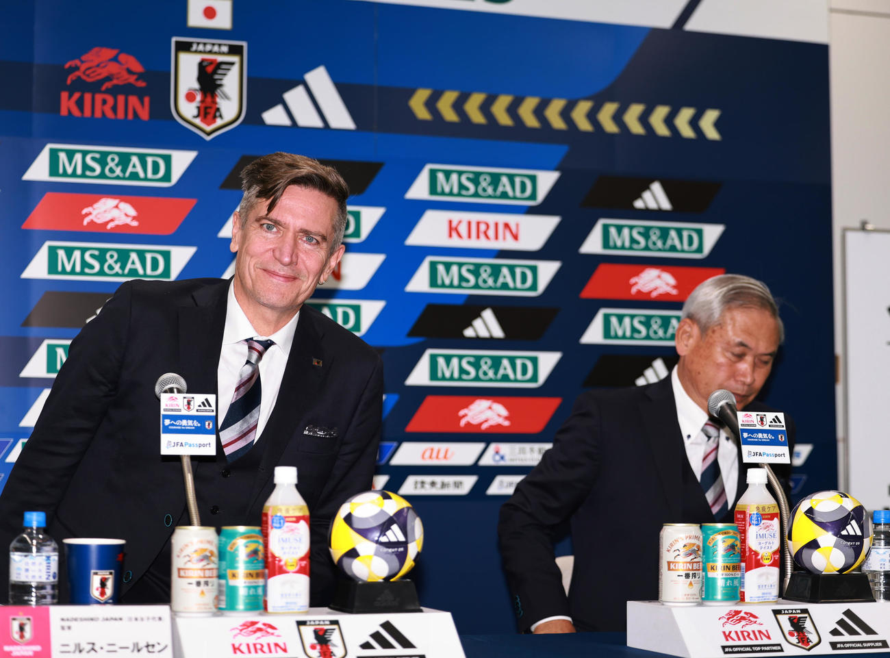 会見するサッカー女子日本代表ニールセン監督（左）と佐々木女子委員長（撮影・野上伸悟）