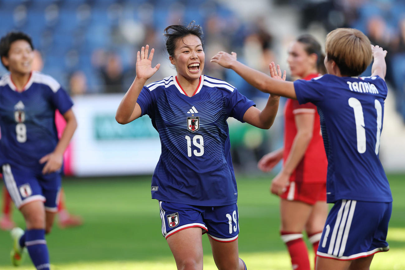日本対カナダ　前半、先制ゴールを決め喜ぶ谷川（中央）（撮影・前田充）