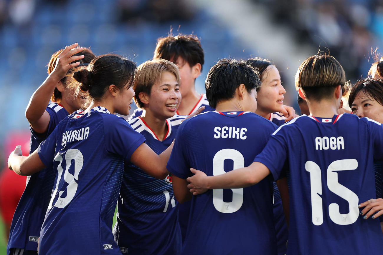日本対カナダ　前半、谷川（左から2人目）が先制ゴールを決め、喜ぶ日本の選手たち（撮影・前田充）