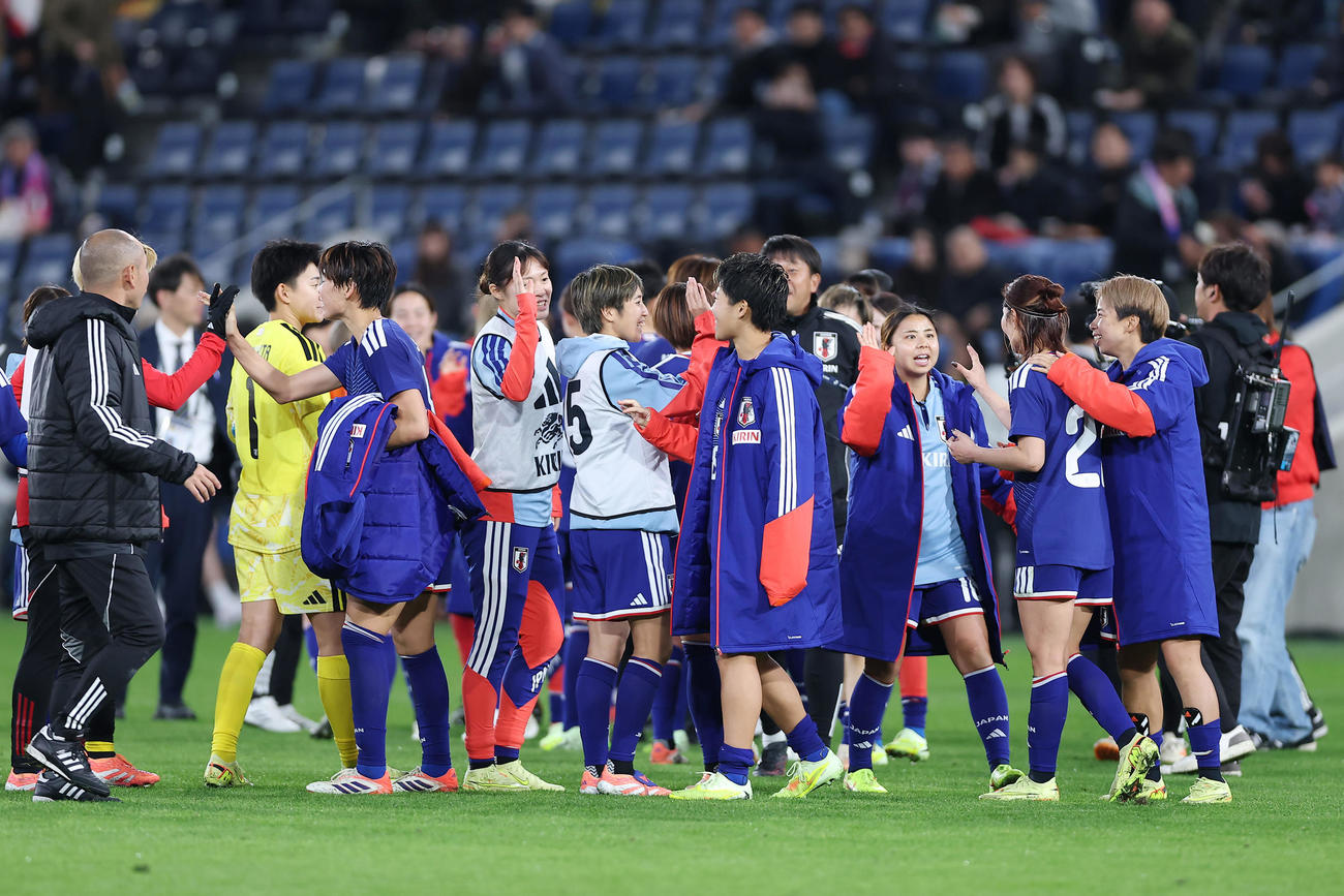 日本対カナダ　カナダに勝利し、喜び合う日本の選手たち（撮影・前田充）