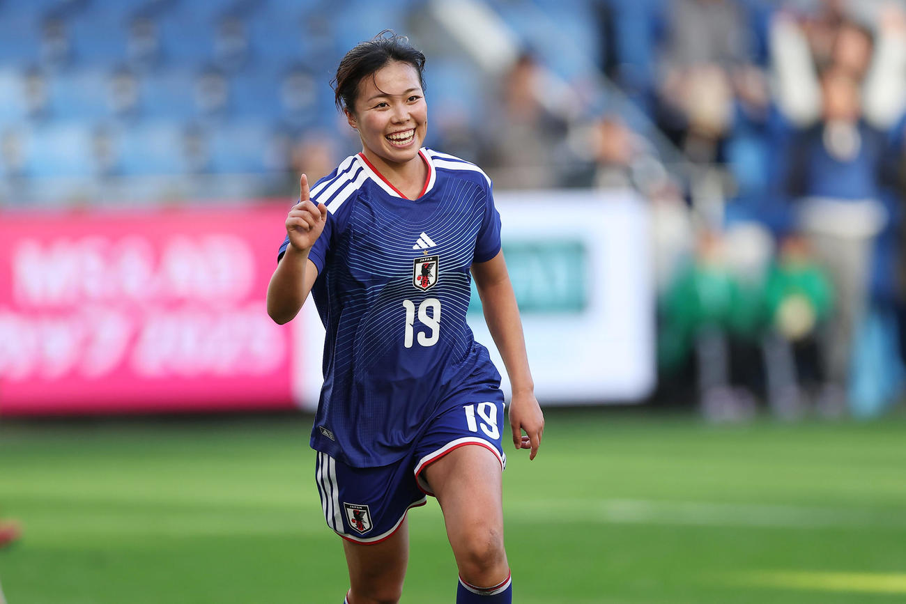 日本対カナダ　前半、先制ゴールを決め、笑顔で駆け出す谷川（撮影・前田充）