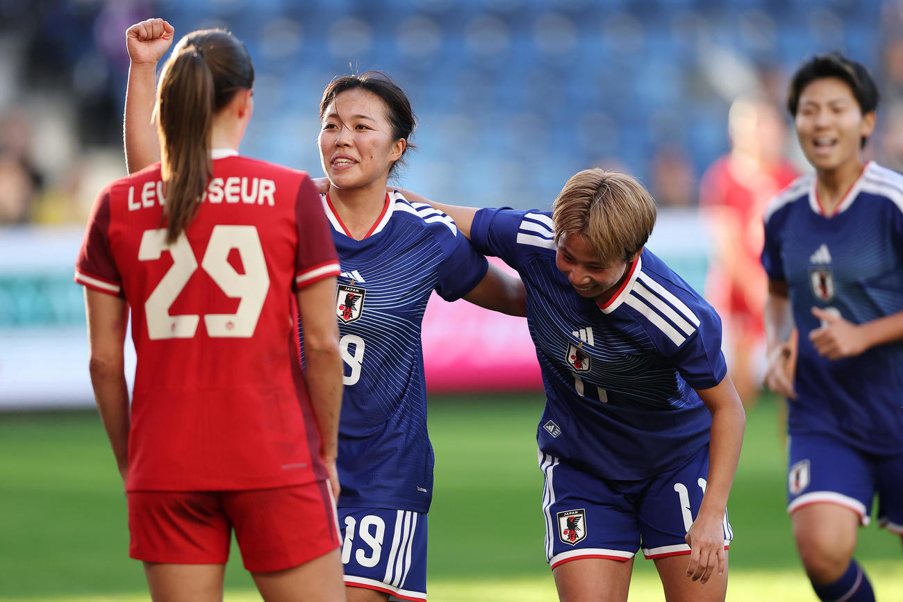 日本対カナダ　前半、先制ゴールを決めガッツポーズする谷川（左）（撮影・前田充）