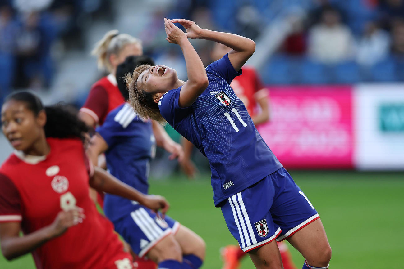 日本対カナダ　後半、シュートを決めきれず悔しがる田中（撮影・前田充）