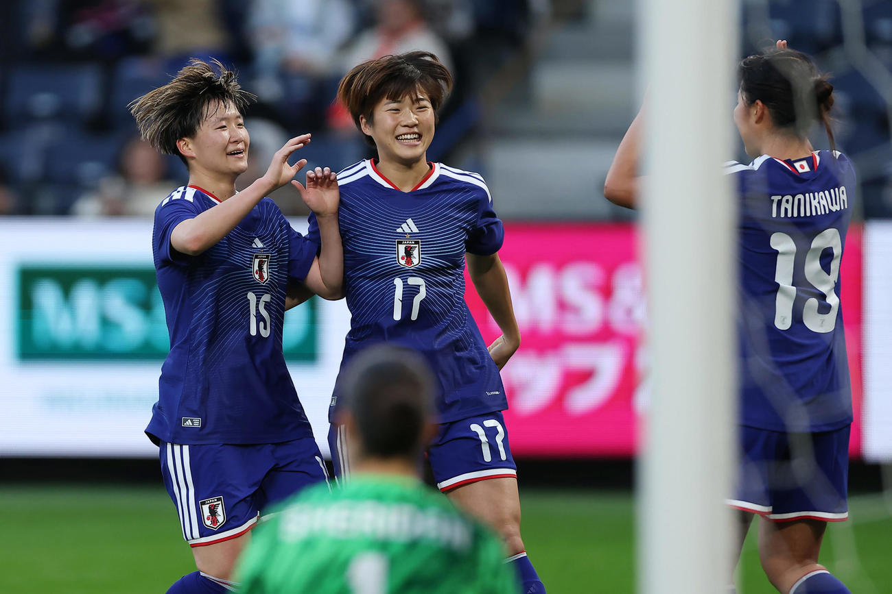 日本対カナダ　後半、ゴールを決め喜ぶ藤野（左）（撮影・前田充）