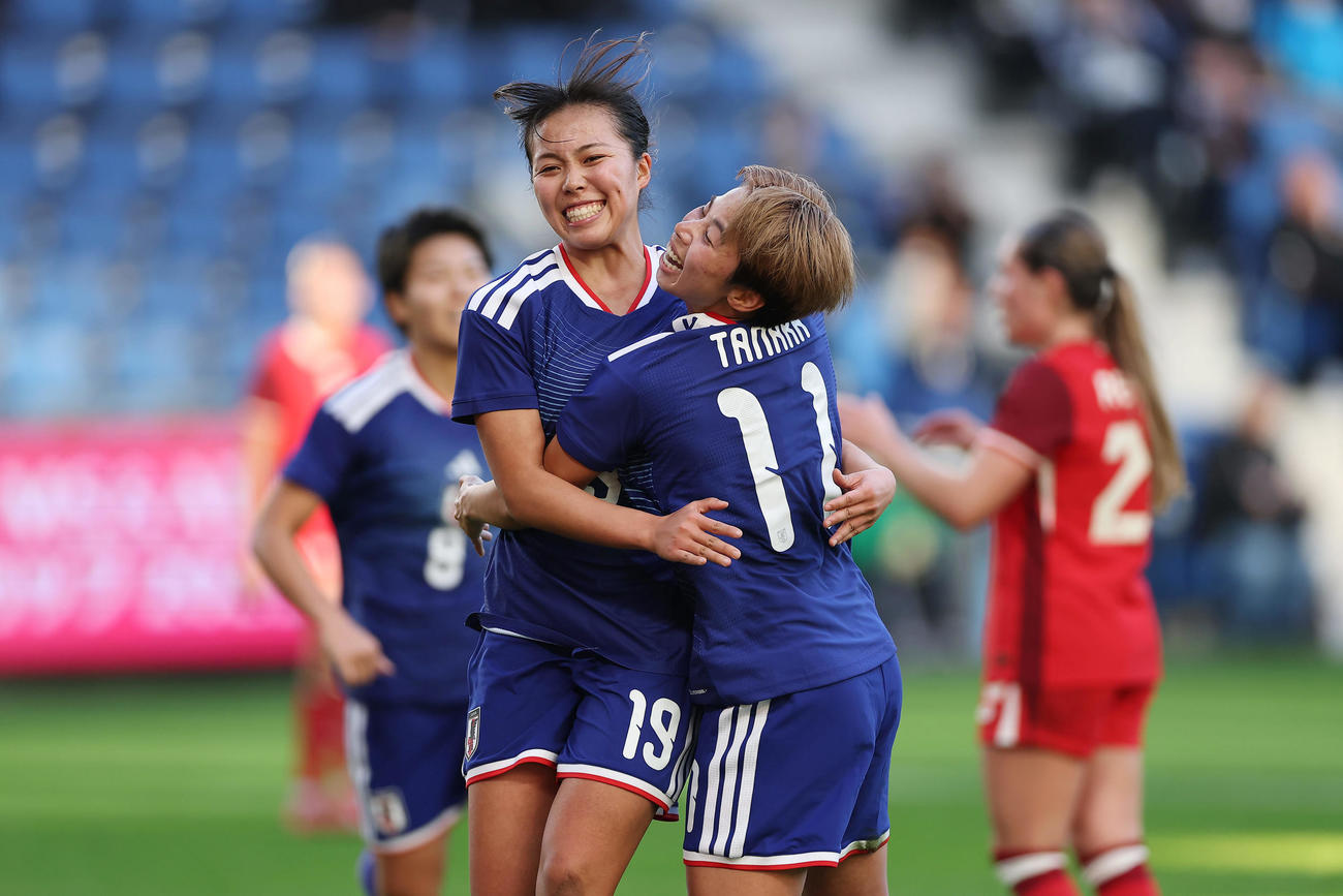 日本対カナダ　前半、先制ゴールを決め、田中（右）と抱き合って喜ぶ谷川（撮影・前田充）