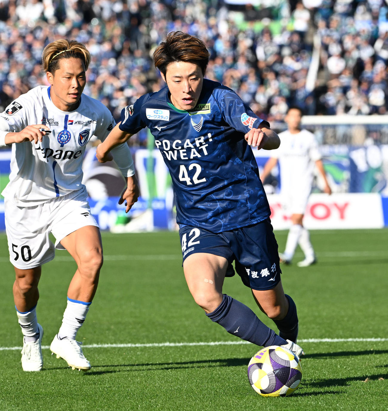 徳島対長崎　前半、ボールを奪う徳島高木（右）（撮影・石井愛子）