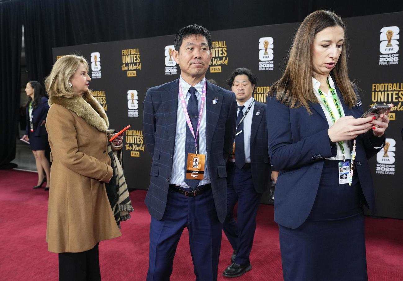 サッカーW杯北中米3カ国大会の組み合わせ抽選会に臨む森保一監督（中央）（共同）