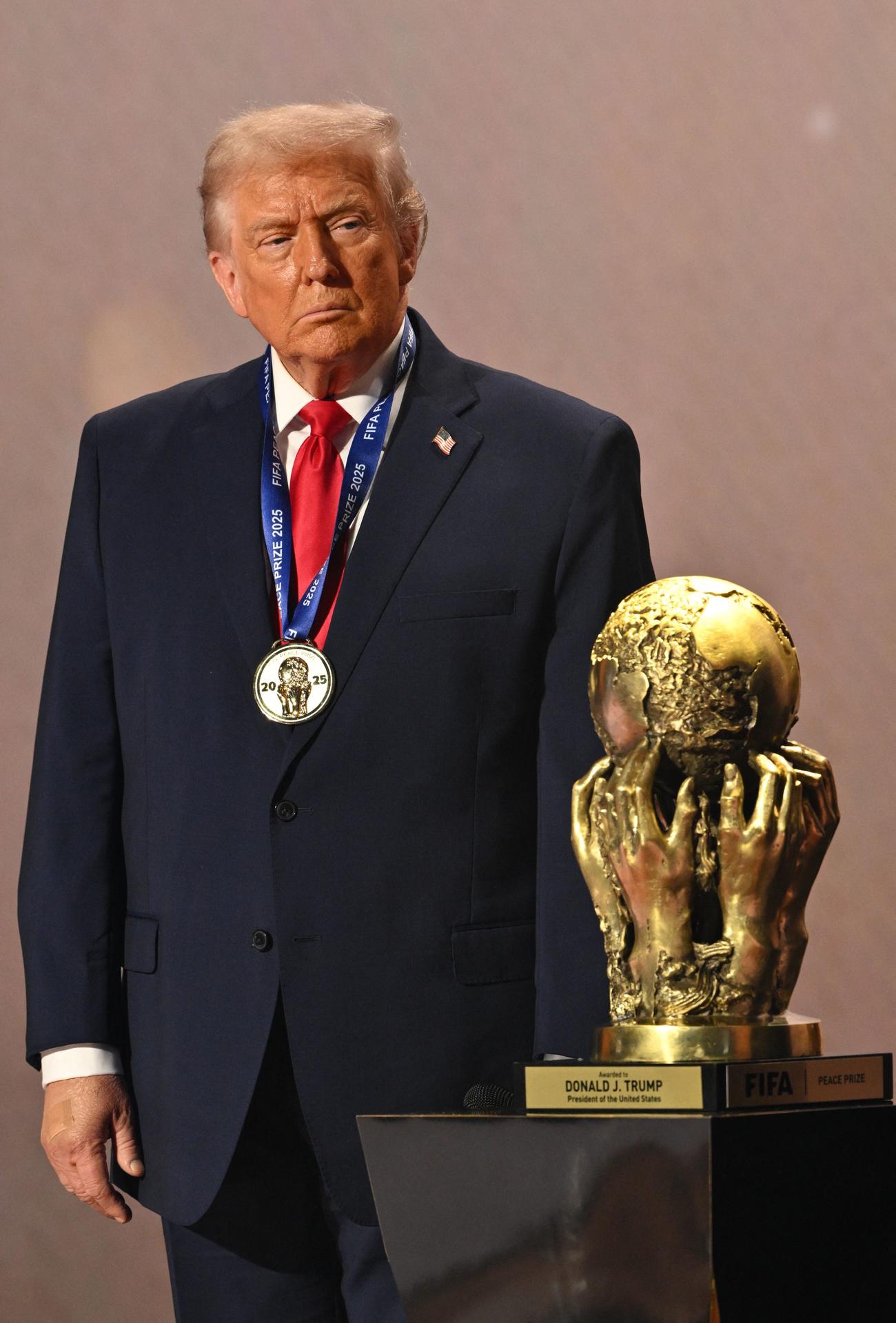 W杯優勝トロフィーを眺める米国トランプ大統領（ロイター）