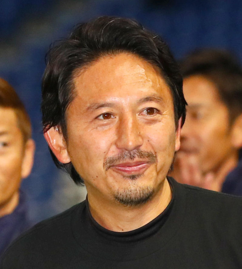 「橋本英郎引退試合」G大阪'05対日本代表フレンズ　引退試合で労いの祝福を受ける橋本英郎氏（撮影・上山淳一）