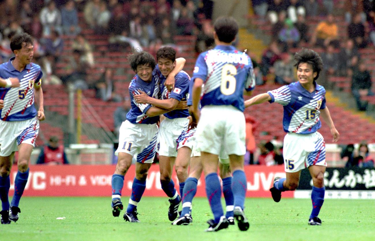 95年6月イングランド戦　後半、ゴールを決めた井原正己(右）は、カズと抱き合い喜ぶ